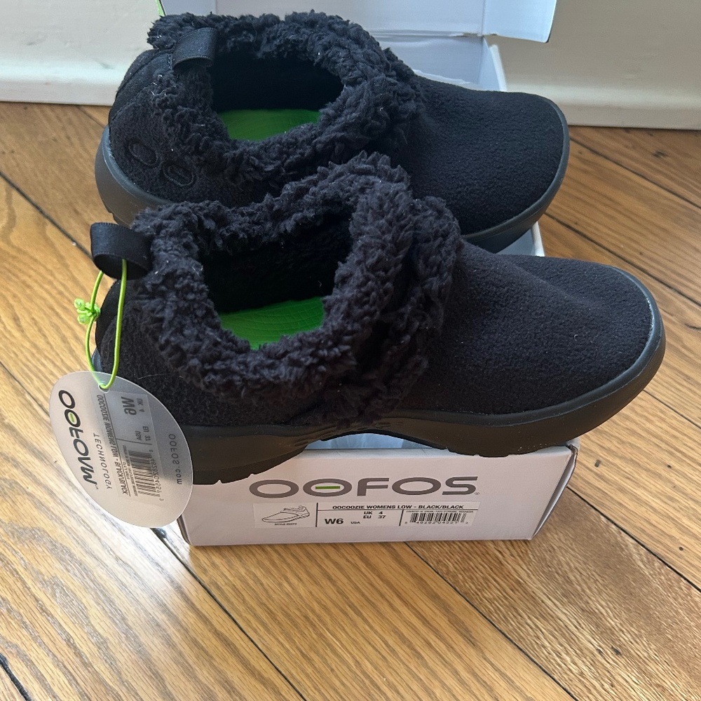 OOFOS Oohcoozie shoe/slipper NWT!